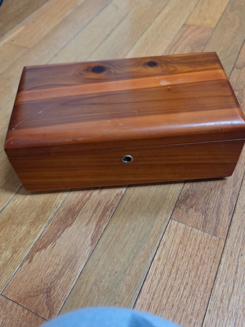 lane cedar wood keepsake box some ware on outside key does not work